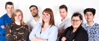 Gruppenfoto mit jungen Lernenden Foto de groupe des apprentis
